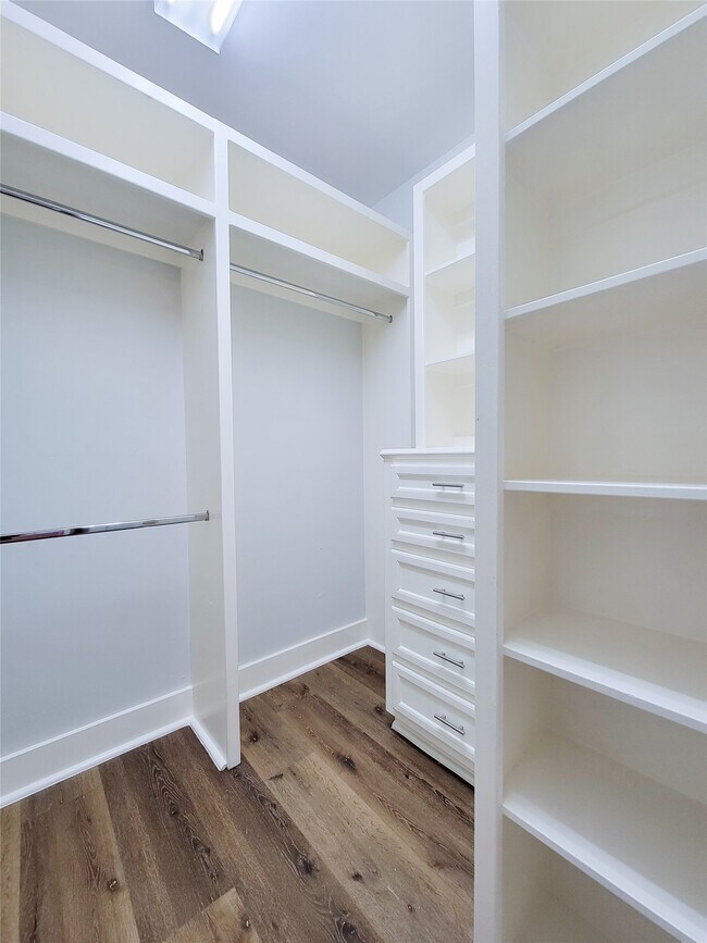 Building Photo - 2416 La Branch St