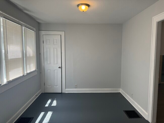 Building Photo - 948 N Bradley Ave