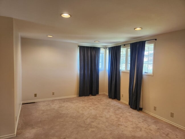 Building Photo - West Valley 3 bedroom country home with 3 bay shop