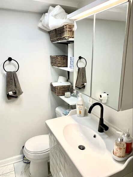 Building Photo - 633 14th St NE