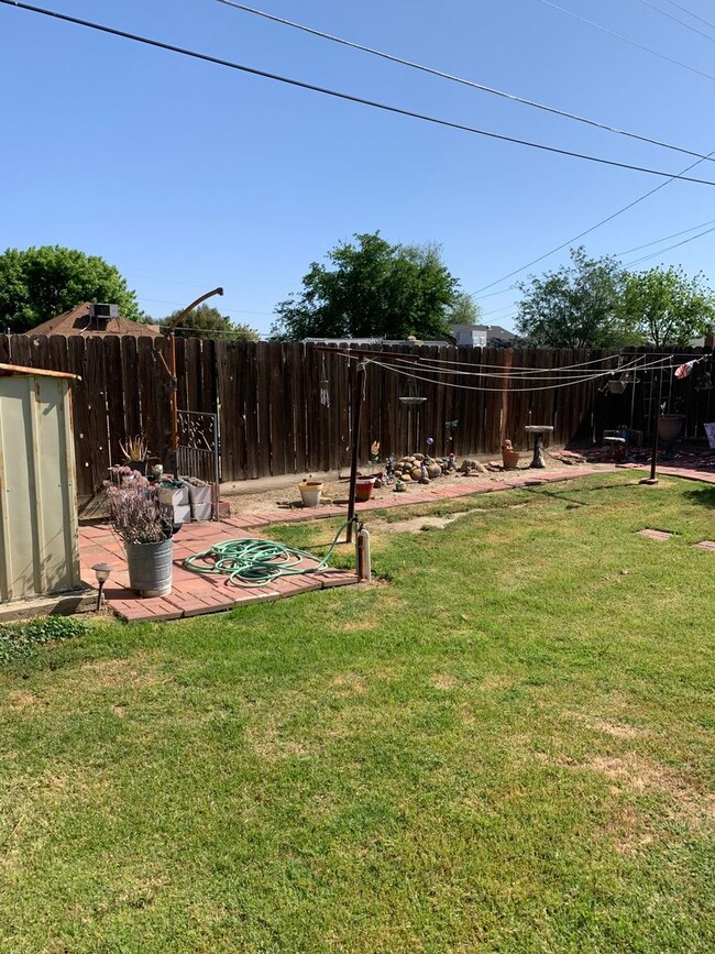 Building Photo - 3 Bedroom 2 Bath Home