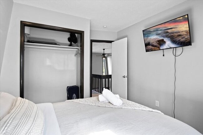 Building Photo - 1150 Country Club Dr