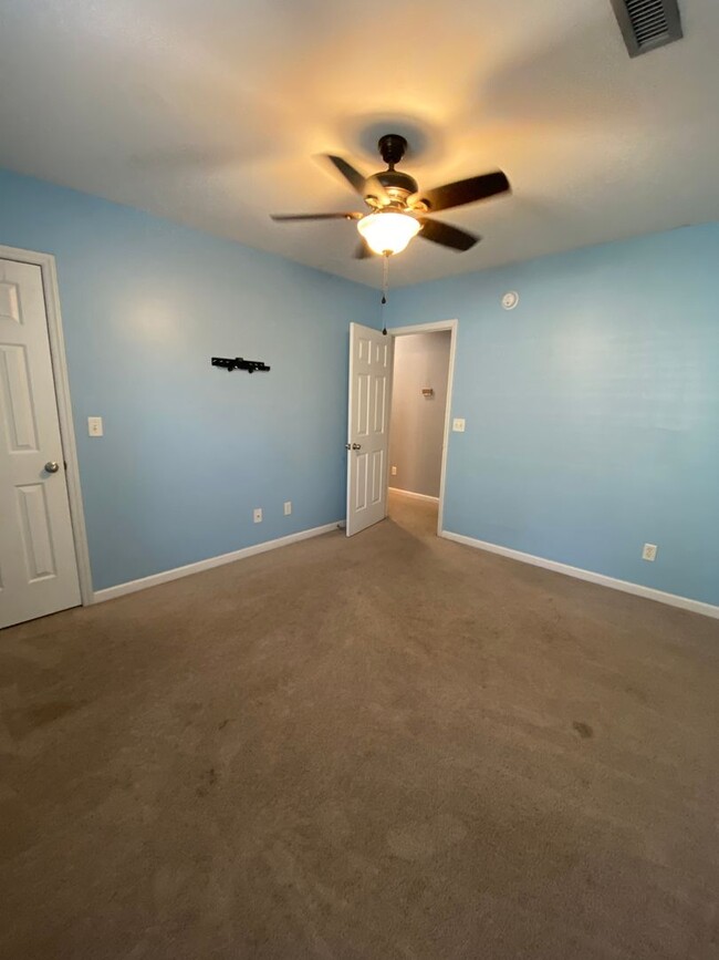 Building Photo - 3 bedroom, 2 bathroom Home in Hampstead