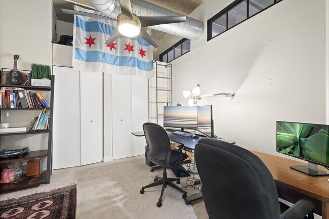 Building Photo - 811 W 15th Pl