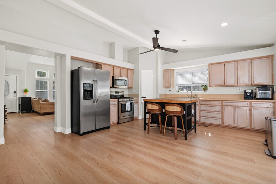 Building Photo - 4952 Lake Shore Ct