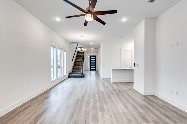 Building Photo - 2000 Kit Cir