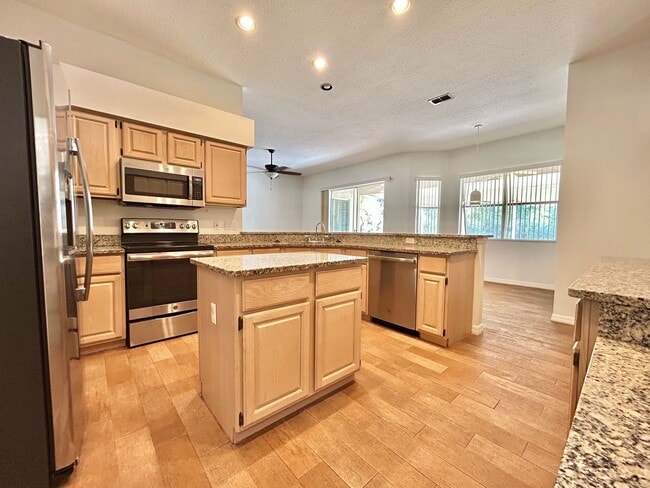 Building Photo - Beautiful Home with Water View in Eastwood!