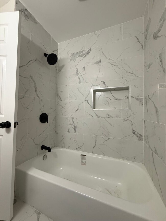 Building Photo - 3 BEDROOM 2 BATHS