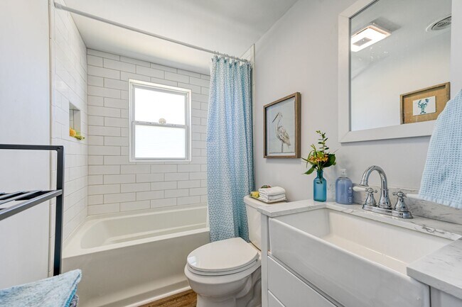 Building Photo - FURNISHED OFF-SEASON MONTHLY RENTAL