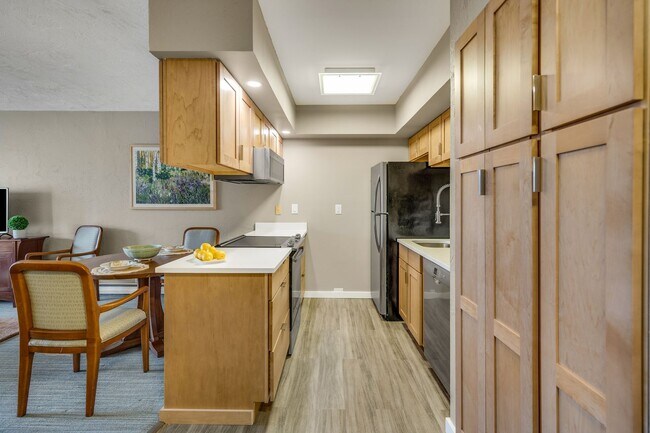 Building Photo - Perfect Downtown Furnished 1 BR Apartment