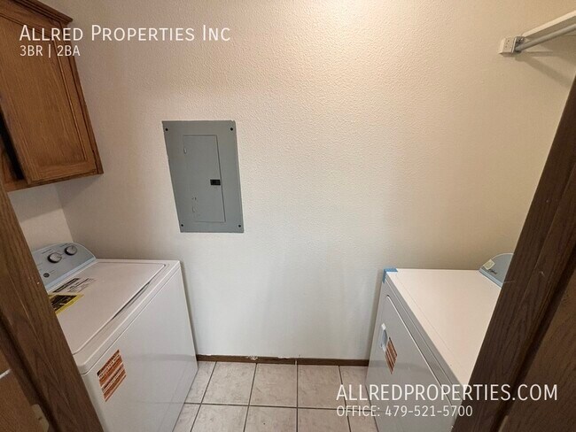 Building Photo - 822 N Daisy Ln