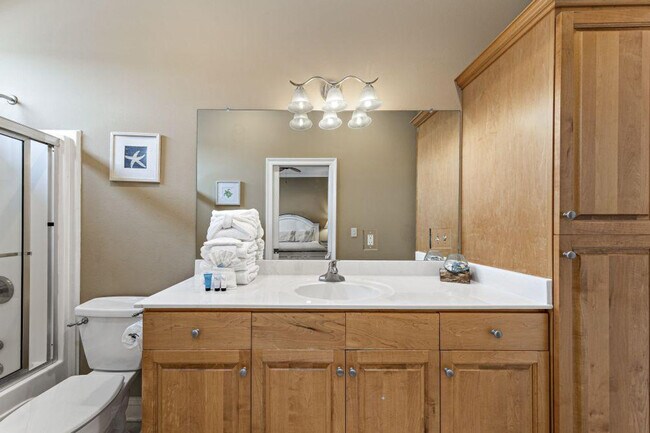 Building Photo - 1242 W Lagoon Ave