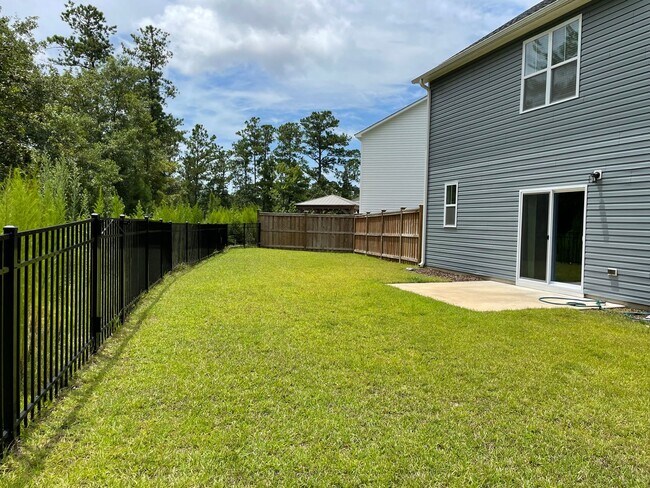 Building Photo - Like new home on cul-de-sac lot with 3 bed...