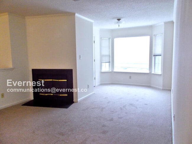 Building Photo - 105K Stratford Dr