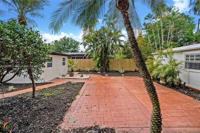 Building Photo - 907 SW 15th Terrace