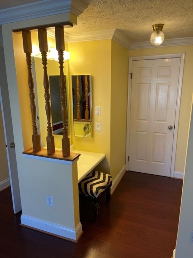 Building Photo - Well maintained 2 BR 2 BA 3 level townhome...