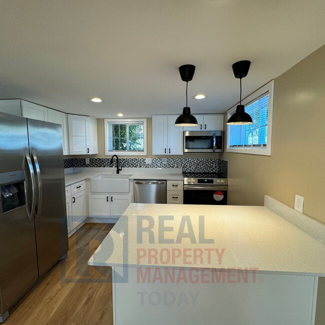 Building Photo - Giles/Valenzuela - 3204 (Cascade Group - G...