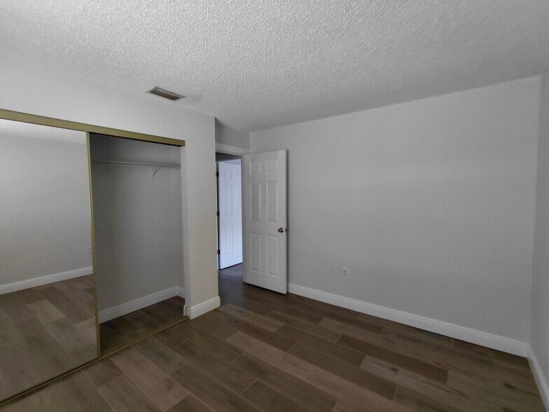 Building Photo - 5004 Chiquita Blvd S