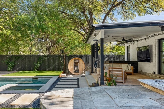 Building Photo - 1604 Elmhurst Dr