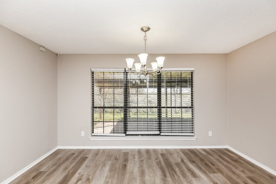 Building Photo - 125 Camelot Dr