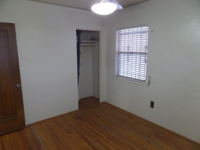 Building Photo - 2 Bedroom-1 Bathroom Single Story Home in ...