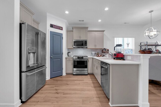 Building Photo - Beautiful Fully Furnished.