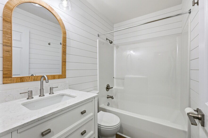 Building Photo - 303 Hixon Pl