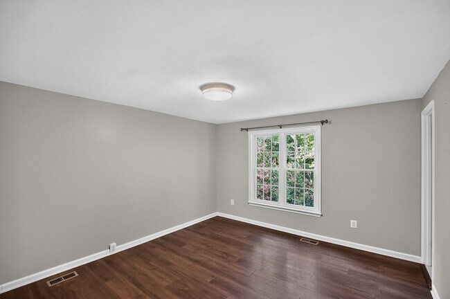 Building Photo - Well maintained, Bright & Spacious 3 BR/3.5 BA Townhome w/ Parking & Private patio - Pets Welcome!