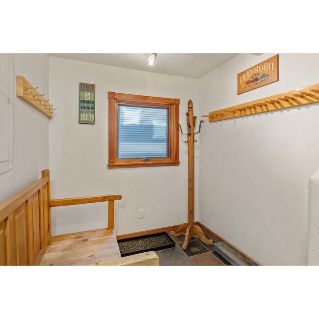 Building Photo - 747 W Pacific Ave