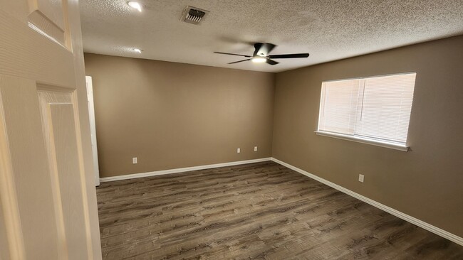Building Photo - 10735 Parkland Woods Dr
