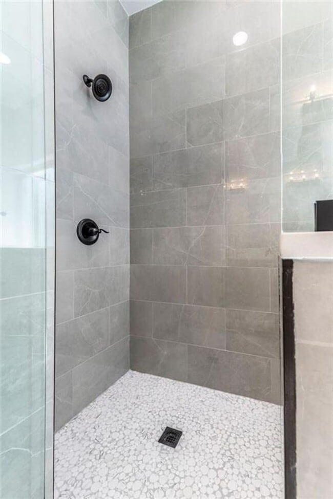 Building Photo - 5 bedroom CUSTOM BUILT home in Elm Springs MUST SEE