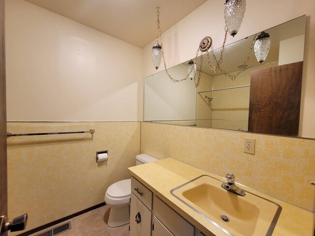 Building Photo - 511 W 45th Ave