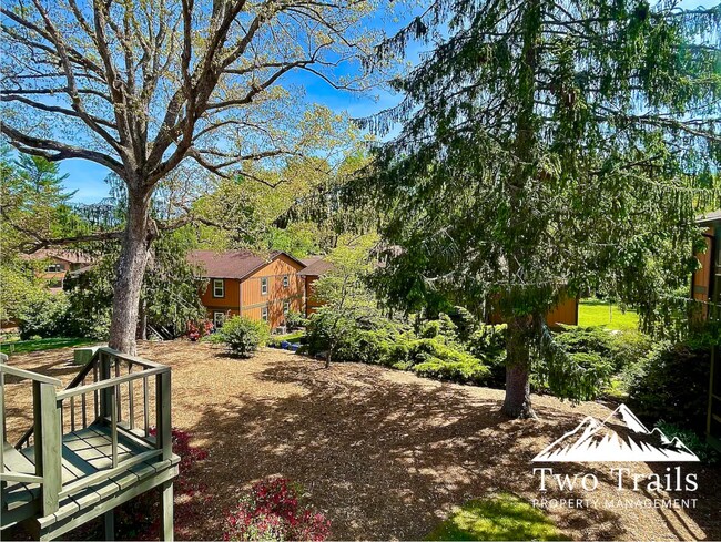 Building Photo - CHARMING UPSTAIRS CONDO IN HENDERSONVILLE