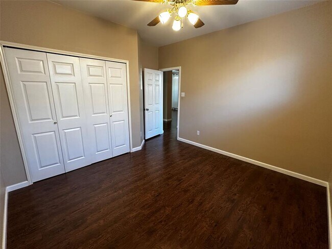 Building Photo - 1041 Disraeli Cir