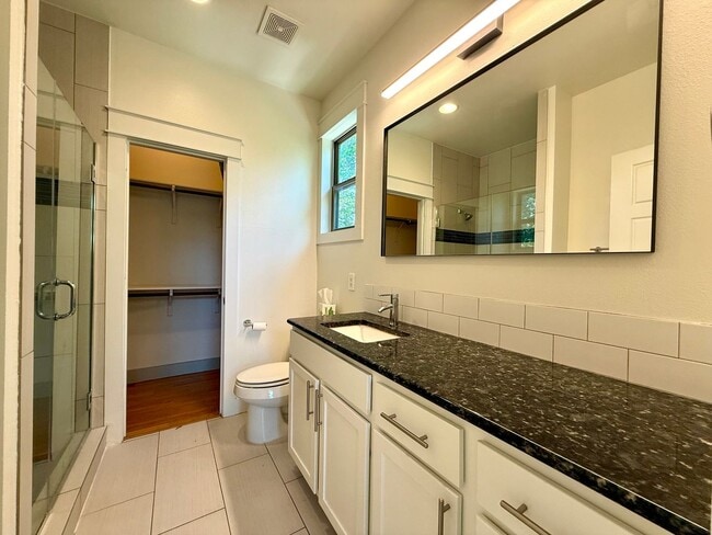 Building Photo - Gorgeous & modern free-standing home in ‘02!