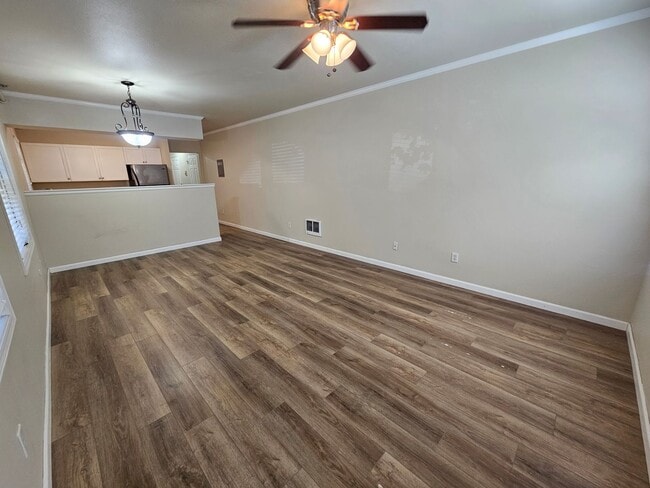 Building Photo - Charming 1 Bedroom, 1 Bath Large Apt in In...