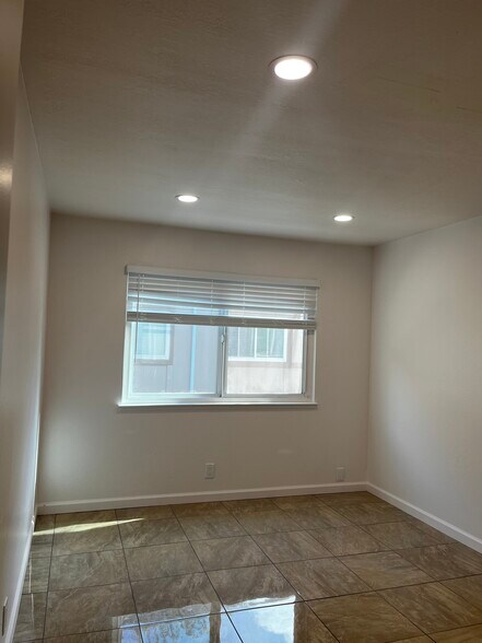 Building Photo - 2454 W Bayshore Rd