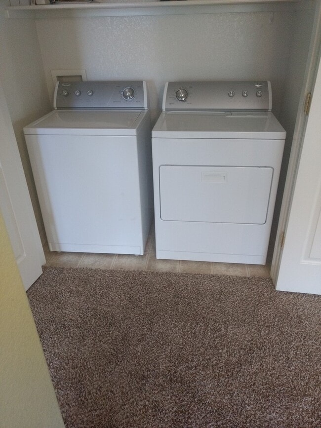 Building Photo - Inviting 2 Bedroom 2 Bath Top Floor Condo - Available August 10!