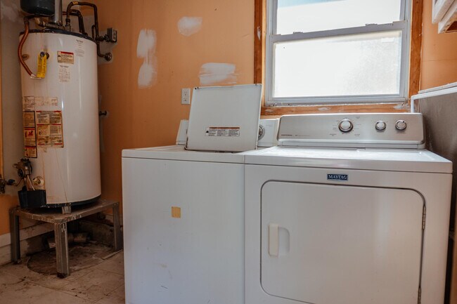 Building Photo - 410 Tanglewood Dr