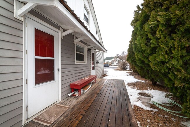 Primary Photo - 172-172 NE Juniper St