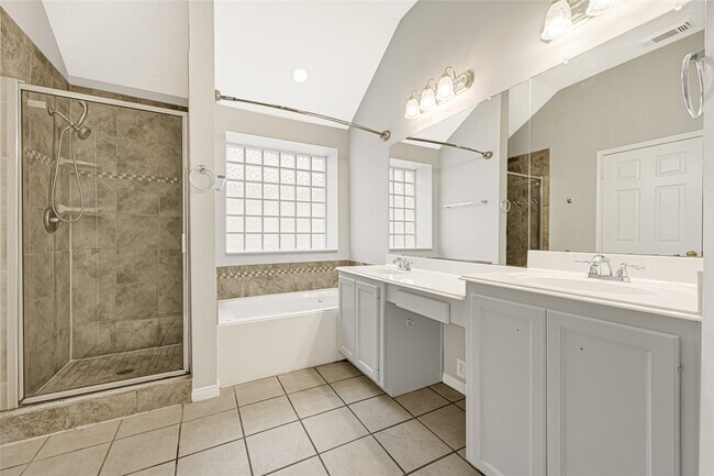 Building Photo - 10323 Emerald Pine Dr