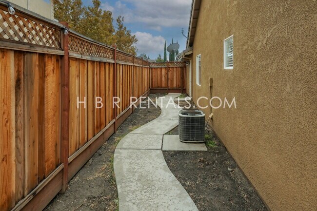 Building Photo - Single Story 3 bedroom home *SOLAR* *POOL*...