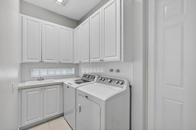 Building Photo - 121 Savona Dr