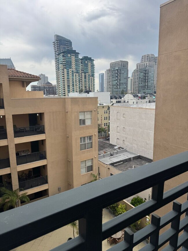 Building Photo - 1 bed/1 bath condo unit