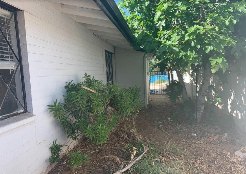Building Photo - 2715 E Glenrosa Ave