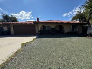 Building Photo - Two Bedroom Two Bathroom Home in Hemet!