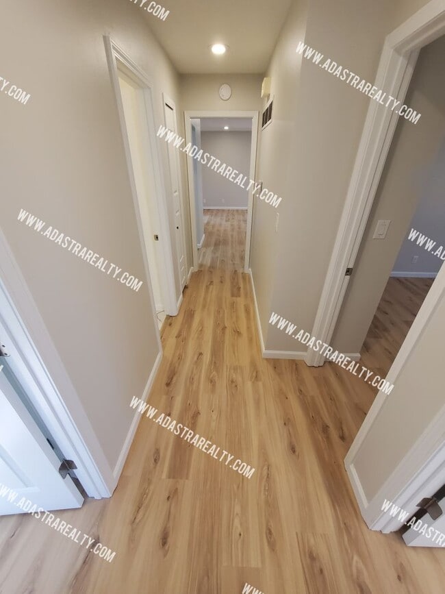 Building Photo - Absolutley Beautiful 4 Bedroom 2.5 Bath Overland Park Home-Available NOW!!