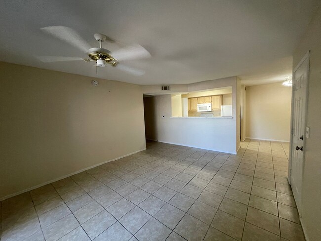 Building Photo - 1 bathroom condo located in the desirable ...