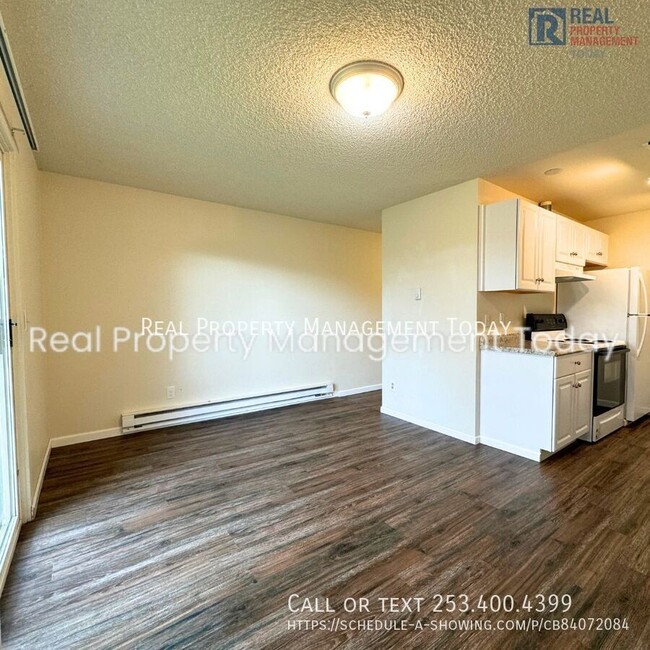 Building Photo - 2 Bedroom 2 Bath Duplex in Des Moines!