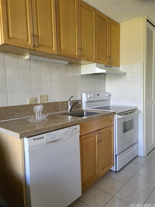 Building Photo - 320 Lili?uokalani Avenue